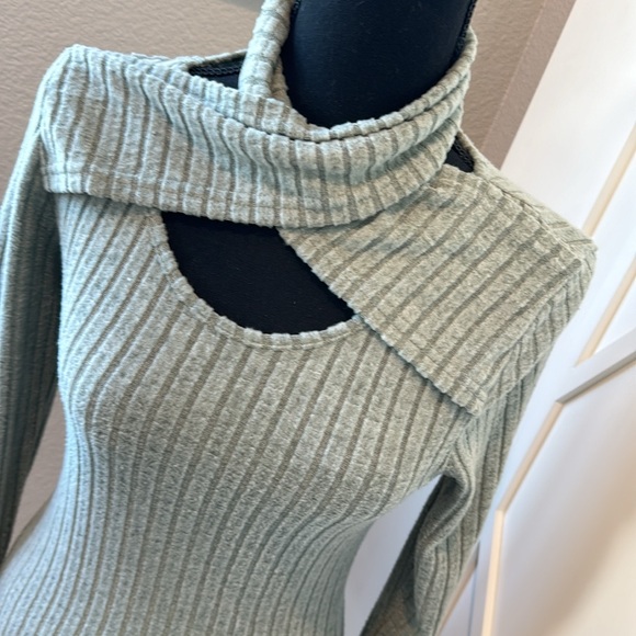 Lifhtweight Sweater - Picture 2 of 3